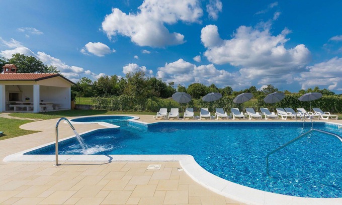 Debeljuhi Apartamento | Acogedor apartamento para 7 personas con piscina, WIFI, A/C, TV, balcón y aparcamiento