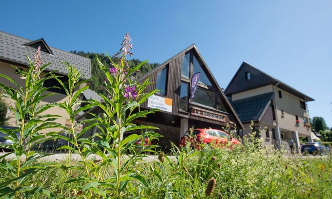 Saint-Colomban-des-Villards Apartamento | Cosy apartment for 4 guests with internet, terrace, pets allowed and parking