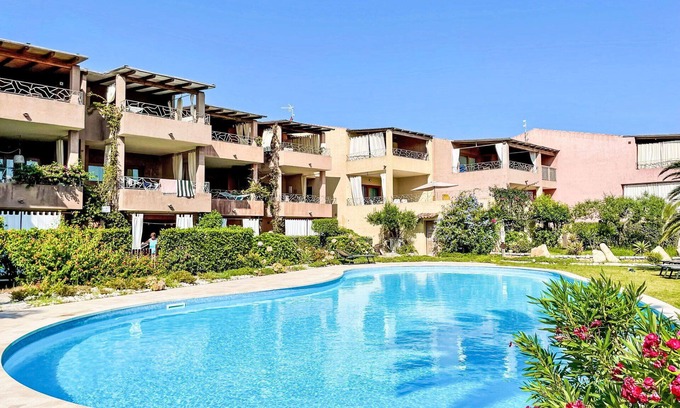Porto Pozzo Apartamento | Bonito apartamento con WIFI, piscina, A/C, terraza, mascotas permitida y aparcamiento