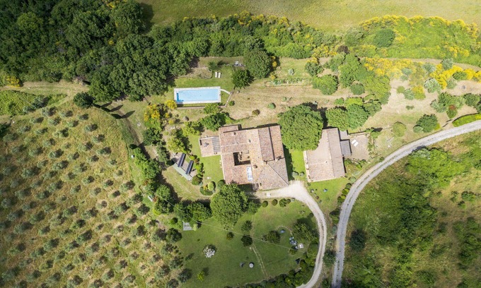Radicondoli Apartamento | Precioso apartamento con WIFI, A/C, piscina, TV, balcón, vista panorámica y aparcamiento