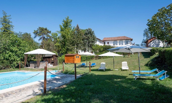 Azzano d'Asti Villa | Precioso apartamento en villa con A/C, piscina, WIFI, terraza, mascotas permitida y aparcamiento