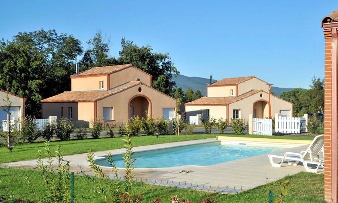 Pont-de-Larn Casa | Acogedor apartamento en villa con piscina privada, TV, terraza, mascotas permitida y aparcamiento