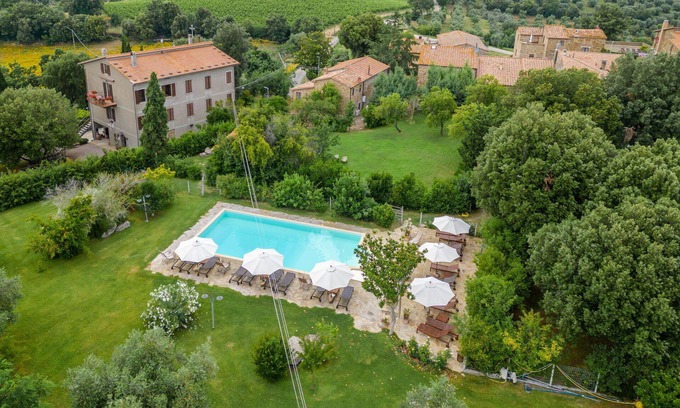Sasso dʼOmbrone Villa | Bonito apartamento en villa con A/C, WIFI, piscina, TV, patio, vista panorámica, aparcamiento