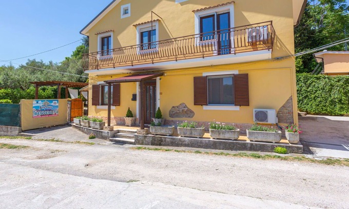 Lanciano Casa | Hermoso apartamento en villa para 9 personas con WIFI, A/C, TV, balcón y aparcamiento