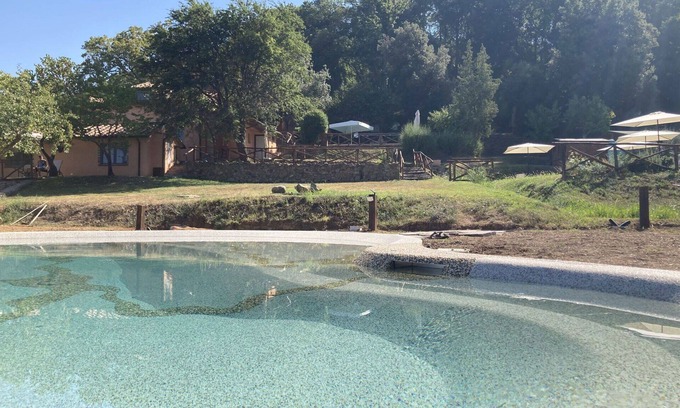 Castagneto Carducci Villa | Bonito apartamento en villa para 4 personas con WIFI, piscina, A/C, TV, patio y mascotas permitida