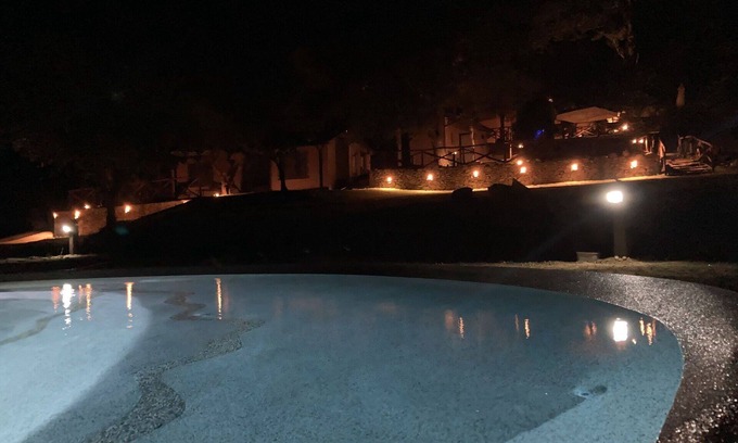 Castagneto Carducci Villa | Bonito apartamento en villa para 5 personas con piscina, A/C, WIFI, patio y mascotas permitida
