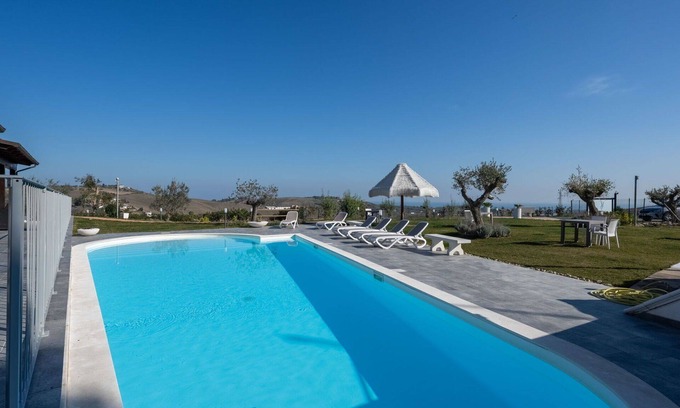 Citta Sant'Angelo Villa | Precioso apartamento en villa para 4 personas con piscina, WIFI, A/C, TV, patio y mascotas permitida