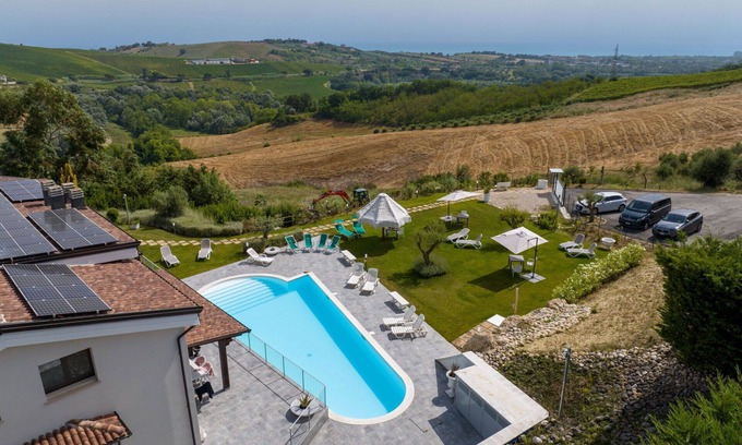 Citta Sant'Angelo Villa | Apartamento en villa con piscina, WIFI, jacuzzi, A/C, TV, patio, vista panorámica, aparcamiento