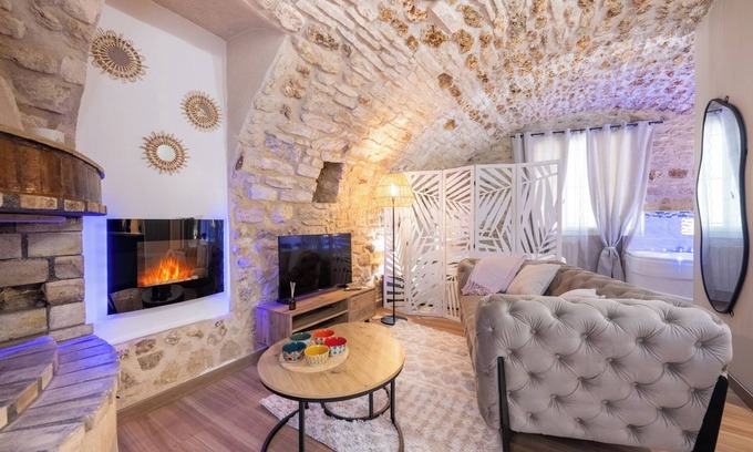 Gargenville Apartamento | Cosy apartment with stone vault and whirlpool bath.