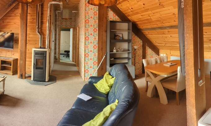 Llanllyfni Apartamento | Cosy apartment with stunning mountain views.