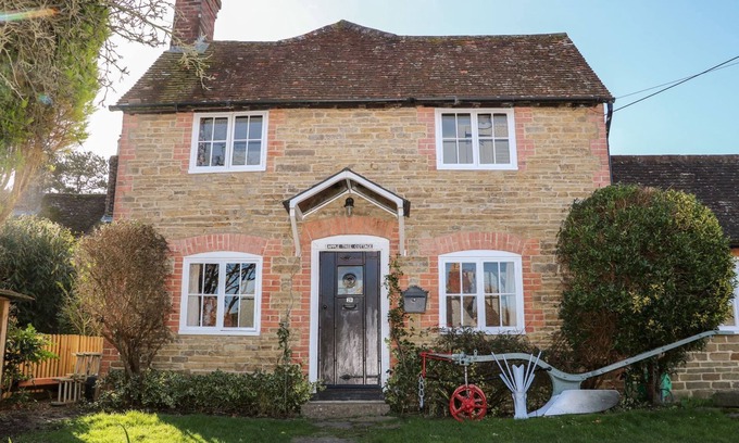 Warnham Cabaña | Cosy Apple Tree Cottage in Rural Village Location within walking distance of pub