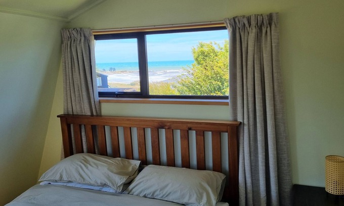 Kakanui Casa | Cosy bach with Kakanui mountain and sea views.
