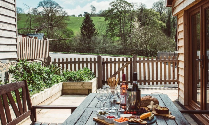 Montgomery Casa | Cosy Barn Conversion in Rural Mid-Wales. Pet-friendly, with hot-tub!