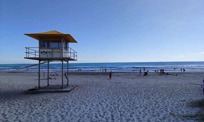 Mount Maunganui Cabaña | Cosy Beach Bach, near stunning Omanu beach, shops & cinemas.