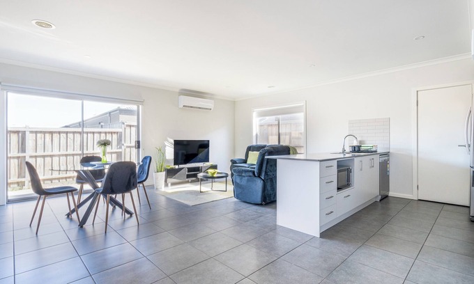Wyndham Vale Casa | Cosy beautiful modern house close public transport and shopping mall