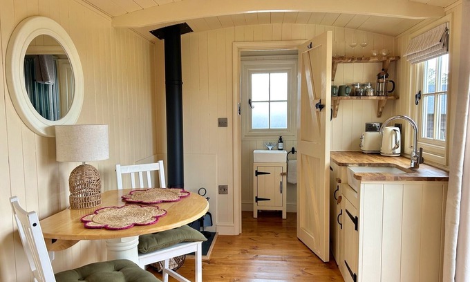 Cambridge Cabina | Cosy, boutique Shepherd's Hut near Cambridge; free bicycles