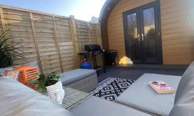 Saundersfoot Cabina | Cosy cabin near Tenby & Saundersfoot, great for a romantic break or to escape