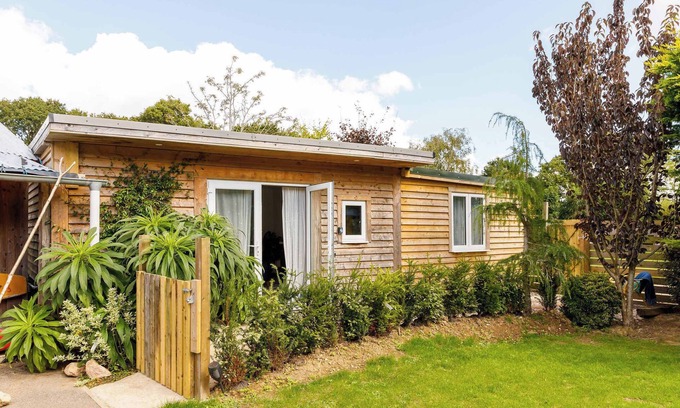 Birdham Cabina | Cosy Cabin Retreat Close to Beaches