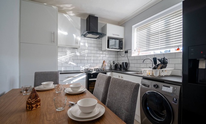 Woking Casa | Cosy Canalside Home