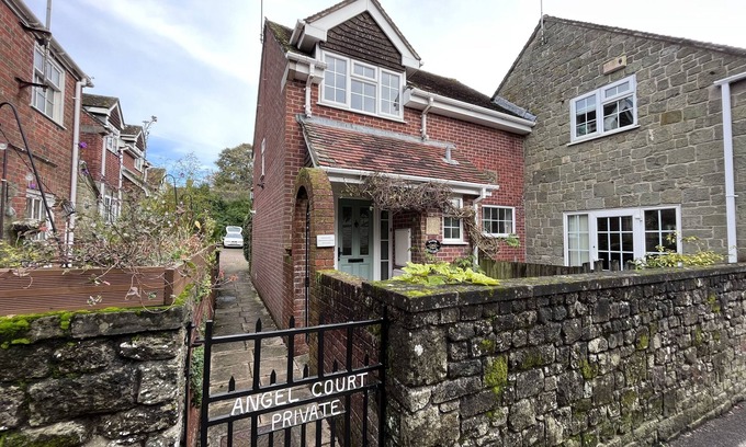 Shaftesbury Cabaña | Cosy central Shaftesbury 2 bed cottage with Parking