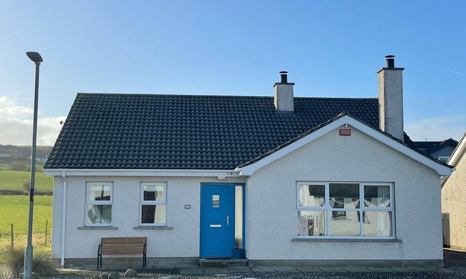 Bushmills Casa | Cosy coastal bungalow in Portballintrae. Five minute drive to portrush.