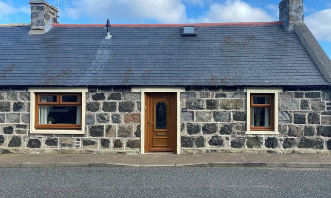 Portsoy Casa | Cosy coastal cottage in Portsoy, Scotland with beautiful sea views