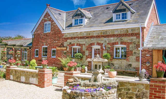 Merstone Cabaña | Cosy converted barn in rural location with views of the surrounding countryside.