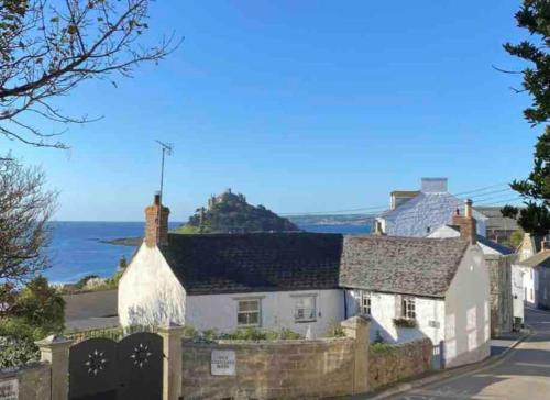 Marazion Casa | Cosy Cottage Central Marazion with Parking
