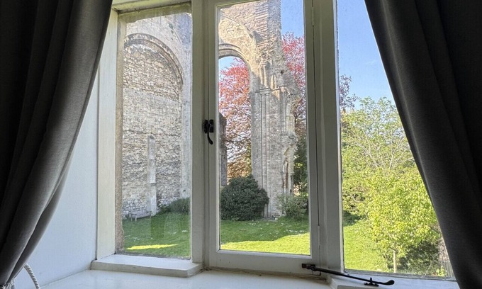 Malmesbury Cabaña | Cosy Cottage Overlooking Malmesbury Abbey