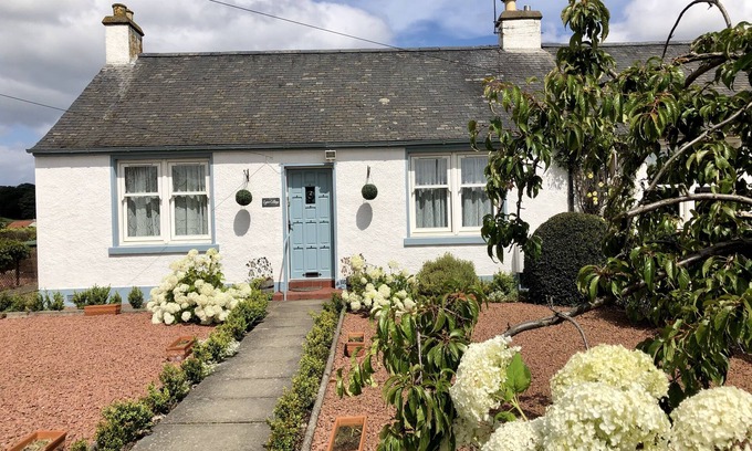 East Linton Casa | Cosy cottage with stunning farmland views in picturesque village of East Linton