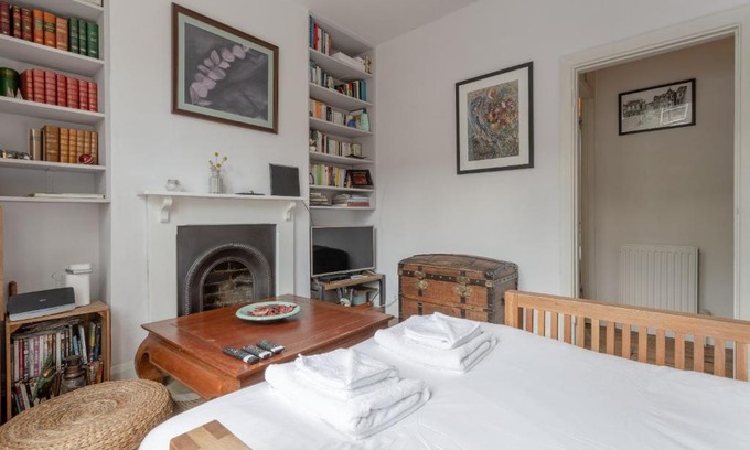 Queen's Park Apartamento | Cosy Cottage with Large Garden