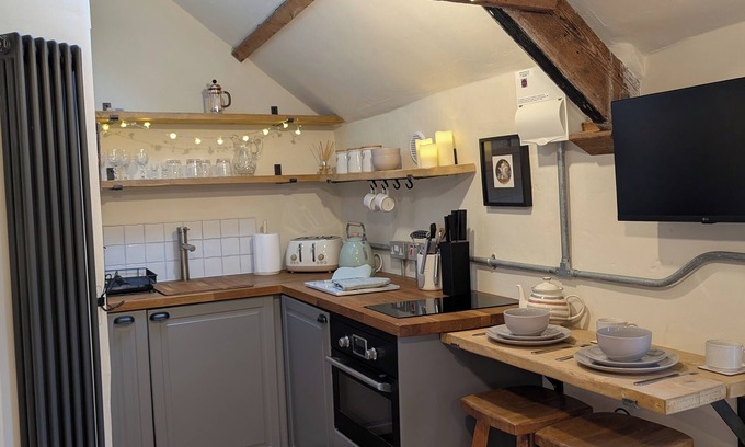 Woolfardisworthy Cabaña | Cosy Cottage, Woolsery, Pet Friendly