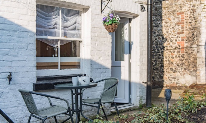 Temple Ewell Cabaña | Cosy country cottage with garden, sleeping 2 guests in 1 bedroom near Deal