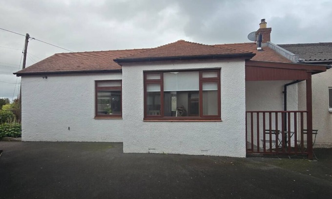 Crosshouse Cabaña | Cosy country cottage self contained free parking close to crosshouse hospital