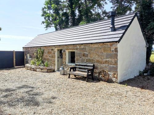 Newry Casa | Cosy Couples Retreat at THE COOP with Hot Tub
