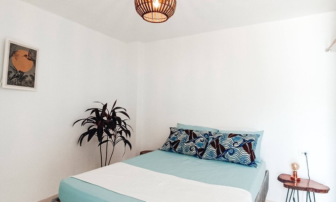 Riohacha Casa | Cosy double room ensuite bathroom. Central & 1min walk from the beach!