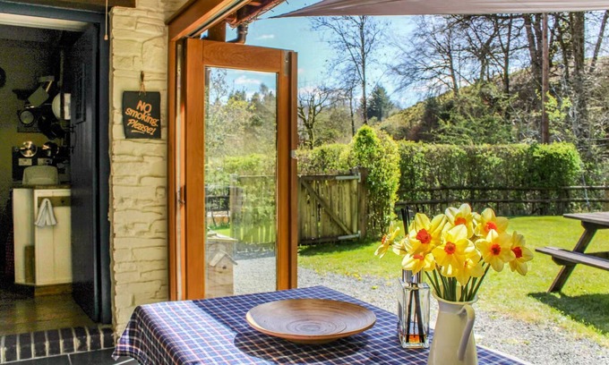 Llanfihangel Tal-y-llyn Cabaña | Cosy Eco-Cottage w/ garden stream: mountains & rivers to explore!