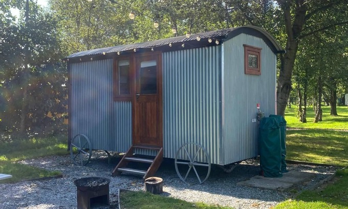 Higher Walton Cabina | Cosy en suite shepherd hut on the grounds of Historic building Samlesbury Hall