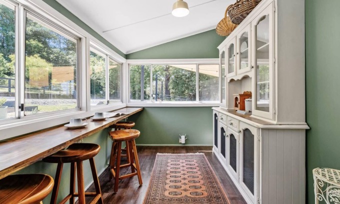 Wamberal Casa | Cosy Family Farm Stay - Daily Animal Feeding