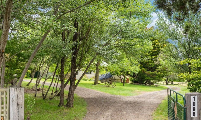 Berridale Otro | Cosy Farmhouse Nestle in Native Bushland - 25 Minutes From Jindabyne!