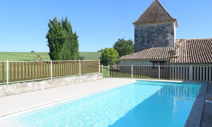 Dondas Villa | Acogedor apartamento en villa con piscina, TV, terraza, vista panorámica y aparcamiento