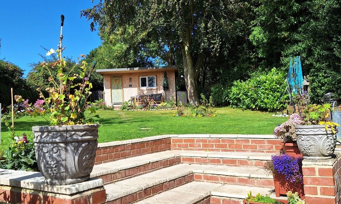 North Walsham Cabina | Cosy Garden Cabin AND Breakfast AND PET Friendly