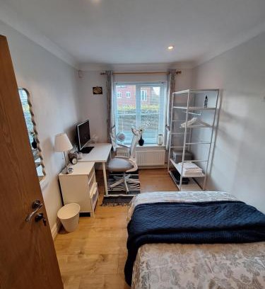 Woking Casa | Cosy Gated Room with Free Secure Parking Private Bathroom