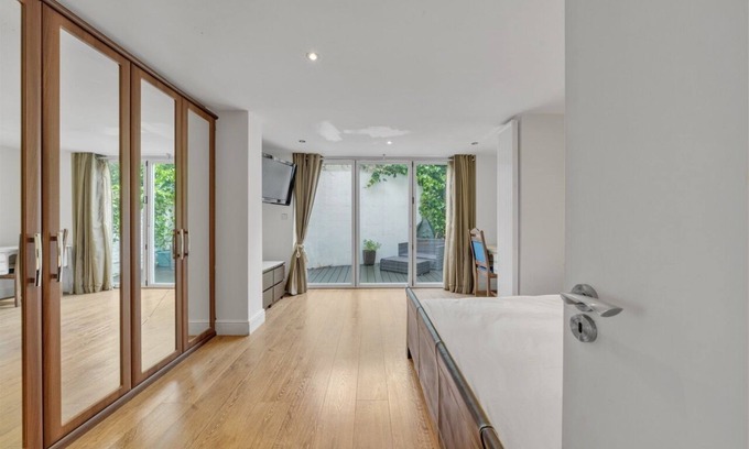 Maida Vale Casa | Cosy Getaway Mews House With Character, Patio & Free Parking in Maida Hill