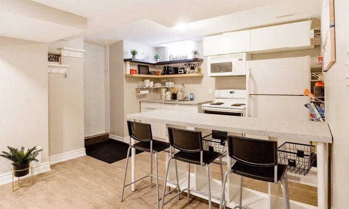 Lisgar Apartamento | Cosy! Guest Suite Near HWY transit Shops & GO!