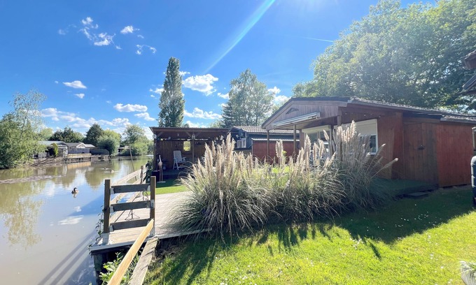 Geel Chalet De Esquí | Cosy holiday home by the water