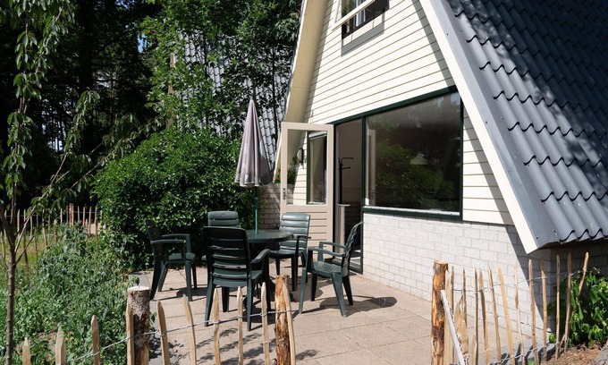 Eerbeek Casa | Cosy holiday home in Eerbeek with balcony/terrace