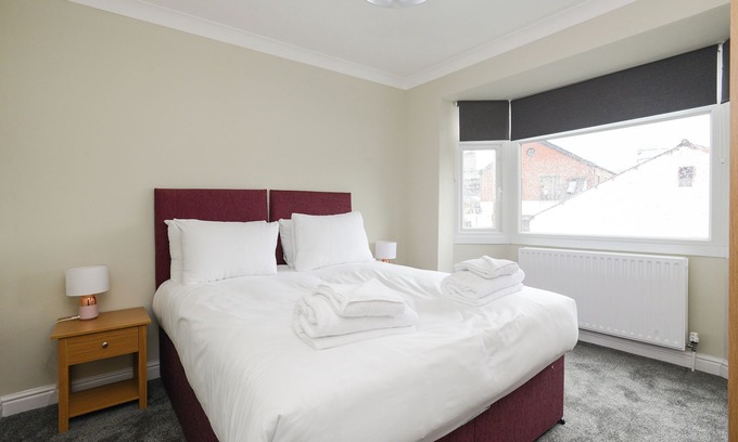 Beeston Casa | Cosy home available w/FREE Parking & WiFi, Beeston