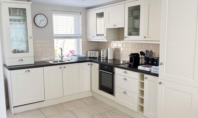 Killarney Cabaña | Cosy Home. Killarney Town Centre 5 minute walk - Free Parking/WiFi - sleeps 6