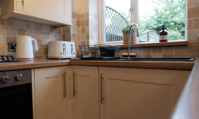 Shrewsbury Casa | Cosy Home with parking, 10 minute walk to town centre